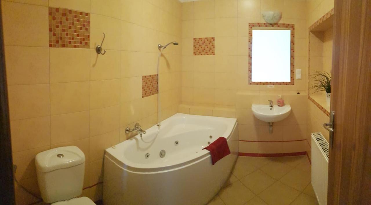 Hotelik Kameleon Pokoje Goscinne Jawor Exteriör bild