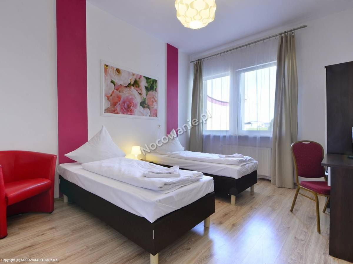 Hotelik Kameleon Pokoje Goscinne Jawor Exteriör bild